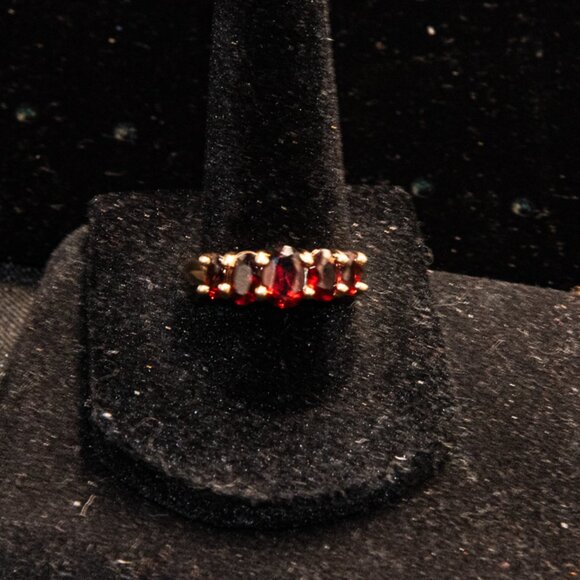 Vintage 14K Solid Yellow Gold and 5 Garnet Ring, Size 7 3/4 - Picture 2 of 3